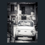 Fiat 500, Cinquecento, en Italie Poster<br><div class="desc">Une photo classique en noir et blanc d'un Fiat 500,  cinquecento,  prise en Italie centrale. Un design rétro classique et emblématique. Fiat 500,  Fiat, 500,  Cinquecento,  Rome,  Italie,  Voiture,  Classique,  Noir et Blanc</div>