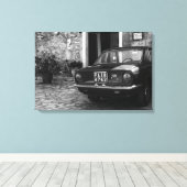FIAT-auto in Italië in zwart-wit Canvas Afdruk (Insitu (Houten vloer))