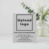 Fiche papier gris de marque commerciale (Debout devant)