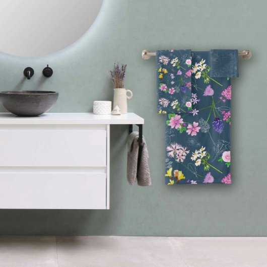 Field flowers, hand-painted in watercolour on blue bad handdoek