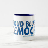 Fier d'être une tasse bleue de Démocrate de chien (Centre)