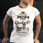 Fier Maman du nom de la photo de diplômée T-Shirt<br><div class="desc">Célébrez l'obtention du diplôme de votre fils ou de votre fille avec ce t-shirt moderne avec la légende "Fière Mère de l'Enseignant supérieur" en polices contemporaines noires décorées d'un casquette gris avec un goût d'or. Customisez facilement ce t-shirt avec une photo du diplômé, l'année de remise des diplômes et le...</div>