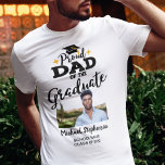 Fier papa du nom de la photo du diplômé T-shirt<br><div class="desc">Célébrez la remise de diplômes de votre fils ou de votre fille avec ce t-shirt moderne avec la légende "Fière DAD du Graduate" en polices contemporaines noires décorées d'un grand casquette avec un goût d'or. Customisez facilement ce t-shirt avec une photo du diplômé, l'année de remise des diplômes et le...</div>