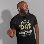Fier papa du T-shirt Graduate<br><div class="desc">T-shirt de famille de la cérémonie moderne de remise des diplômes avec un tableau de mortier des diplômés d'or,  le dicton "père fier du diplômé",  leur nom,  le lieu d'études et l'année de classe.</div>