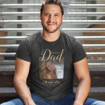 Fier papa | T-shirt photo<br><div class="desc">Papa fier moderne de notre t-shirt diplômé, avec une photo de votre grade, et le texte modèle qui dit "FIER PÈRE DE NOTRE DIPLÔMÉ, LEUR NOM ET CLASSE DE 20XX". Vous pouvez modifier les styles de police, la taille et la couleur en cliquant sur le lien personnaliser après la personnalisation....</div>
