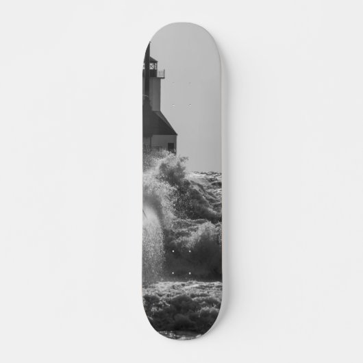 Fierce Waves in St Joseph Grayscale Skateboard (Voorkant)