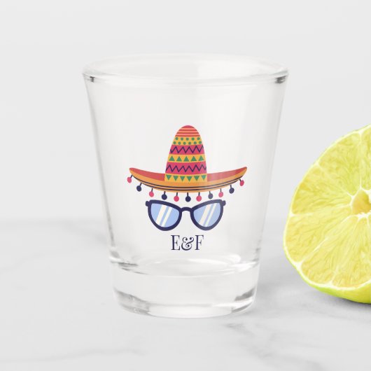 Fiesta Hoed en Zonnebril Aangepaste Initialen Shot Glas (Voorkant)