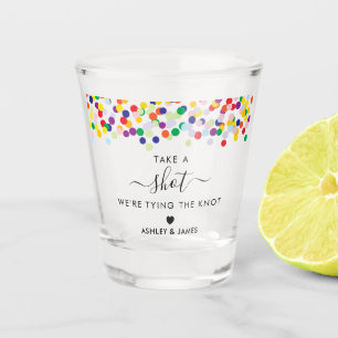 Fiesta neemt een foto van het huwelijk. shot glas