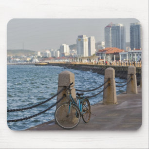 Fiets aan het water met stadsbeeld van Yantai, Muismat