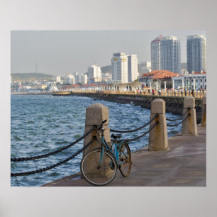 Fiets aan het water met stadsbeeld van Yantai, Poster