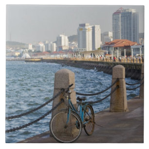 Fiets aan het water met stadsbeeld van Yantai, Tegeltje