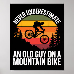 Fiets nooit onderschatten oude kerel op een mounta poster