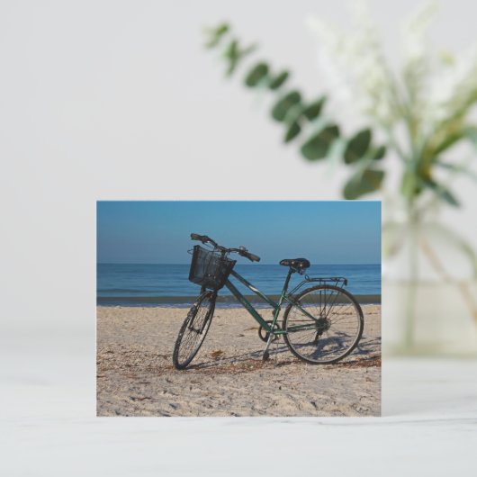 Fiets op Blootvoets Strand II Briefkaart (Staand voorkant)
