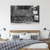 Fiets voor de etalage canvas afdruk (Insitu (Slaapkamer))