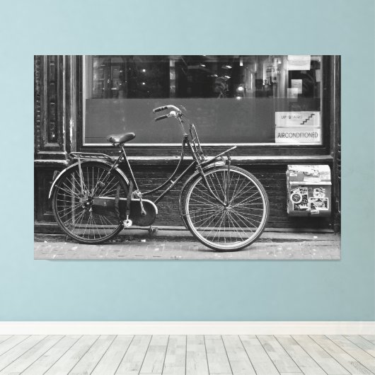 Fiets voor de etalage canvas afdruk (Insitu (Houten vloer))