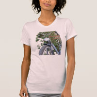 Fietsen bedekt met Clematis-bloemen App. T-Shirt