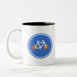 fietsen in Nederland op stroopwafels. Tweekleurige Koffiemok