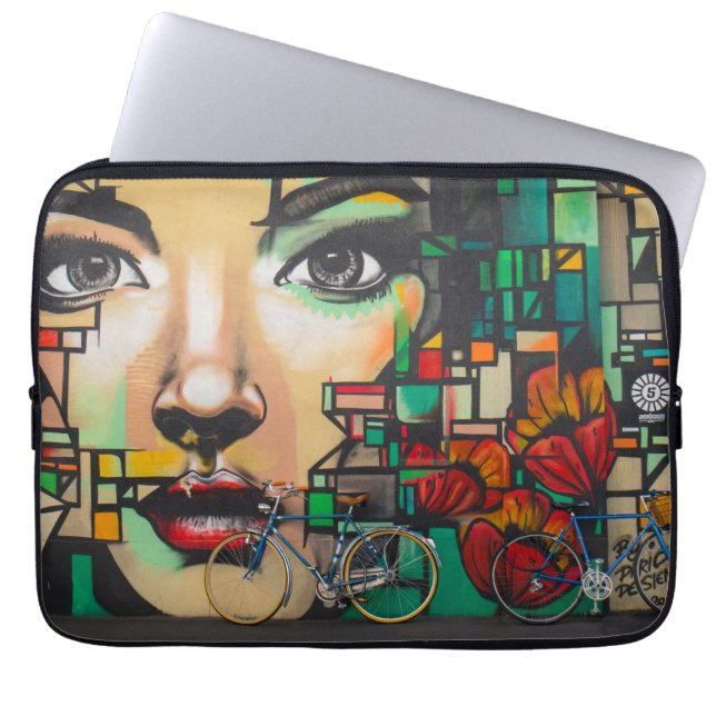 Fietsen op graffiti laptop sleeve (Voorkant)