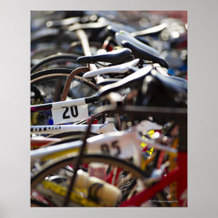 Fietsen op het rack bij een driebaansrace klaar poster