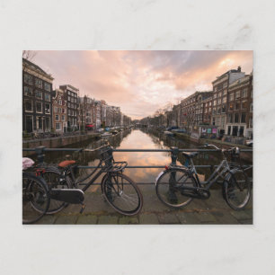 Fietsen op zonsondergang in Amsterdam Briefkaart