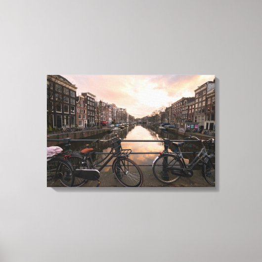Fietsen op zonsondergang in Amsterdam Canvas Afdruk (Voorkant)