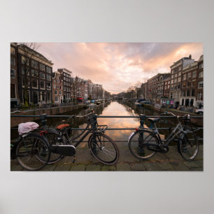 Fietsen op zonsondergang in Amsterdam Poster