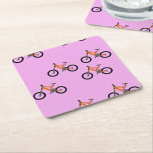 Fietsen patroon op roze vierkante kartonnen onderzetter