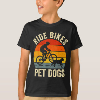 Fietsen rijden honden aaien grappige uitdrukking v t-shirt