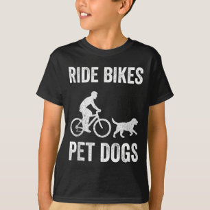 Fietsen rijden honden aaien grappige uitdrukking v t-shirt