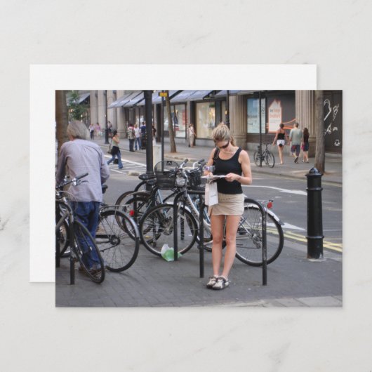 Fietsen van een miniskirt briefkaart (Voorkant / Achterkant)