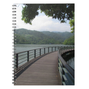 Fietsenbrug over water notitieboek