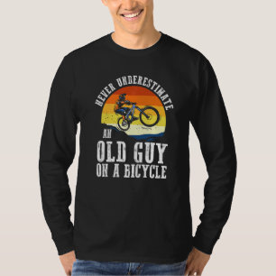 Fietser Onderschat nooit een oude man op een fiet T-shirt
