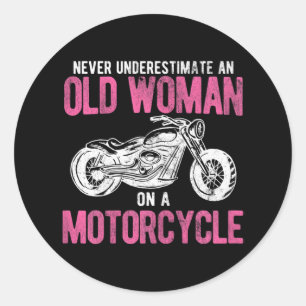 Fietser oude vrouw op een motor ronde sticker