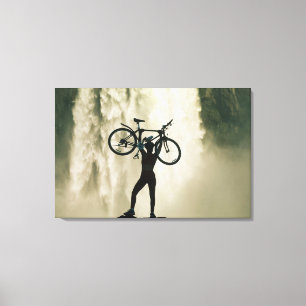 Fietser voor de waterval canvas afdruk