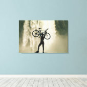 Fietser voor de waterval canvas afdruk (Insitu (Houten vloer))