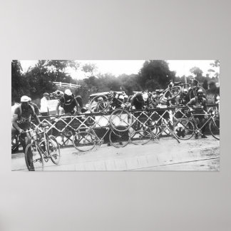 Fietsers kunnen niet wachten bij spoorwegovergang  poster