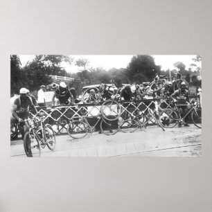 Fietsers Kunnen Niet Wachten Bij Spoorwegovergang  Poster