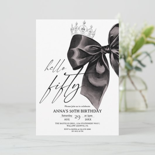 Fifty Black Bow 50th Birthday Invitation (Debout devant)