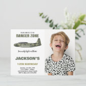 Fighter Jet Verjaardag Uitnodigingen Donkergroen F (Staand voorkant)