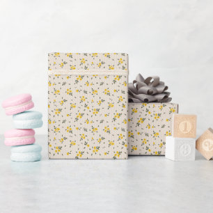 Fijne bloempatroon gele inpakpapierrol cadeaupapier