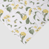 Fijne gele wildbloemen die papier verpakken (Detail)