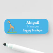 Fijne giraf met vlindervlieger cartoon naamplaatje (In situ)