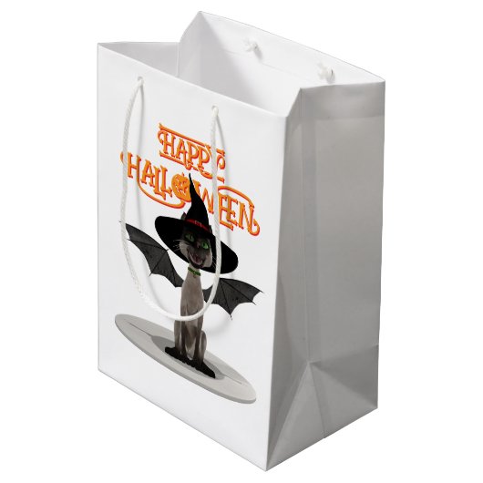 Fijne Halloween. Kat met vleugels en heks pet Medium Cadeauzakje (Achterkant Gekanteld)
