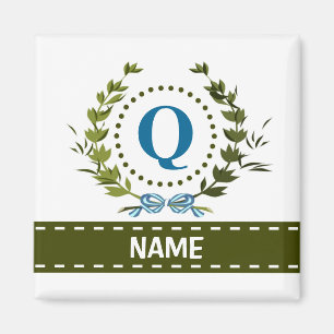 Fijne Ivy Wreath en Bow Name met Monogram Q Magneet