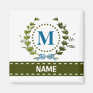 Fijne klimopkrans en naam lint met monogram M Magneet