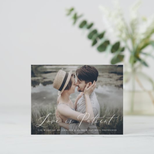 Fijne Script Love is Patiënt De datum wijzigen Aankondigingskaart (Staand voorkant)