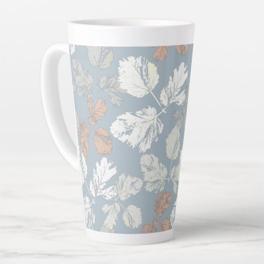 Fijne twijgen met bladeren op blauw. latte mok (Linkerhoek)