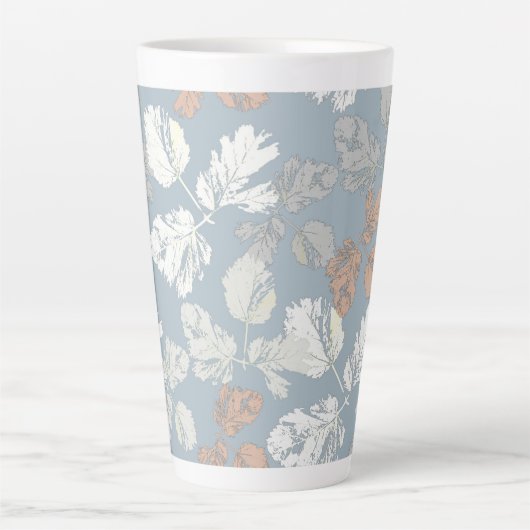 Fijne twijgen met bladeren op blauw. latte mok (Voorkant)