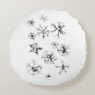 Fijne vallende sneeuwvlokken rond kussen