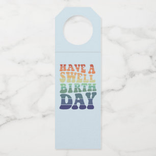 Fijne verjaardag moderne regenboogtypografie flessenhanger